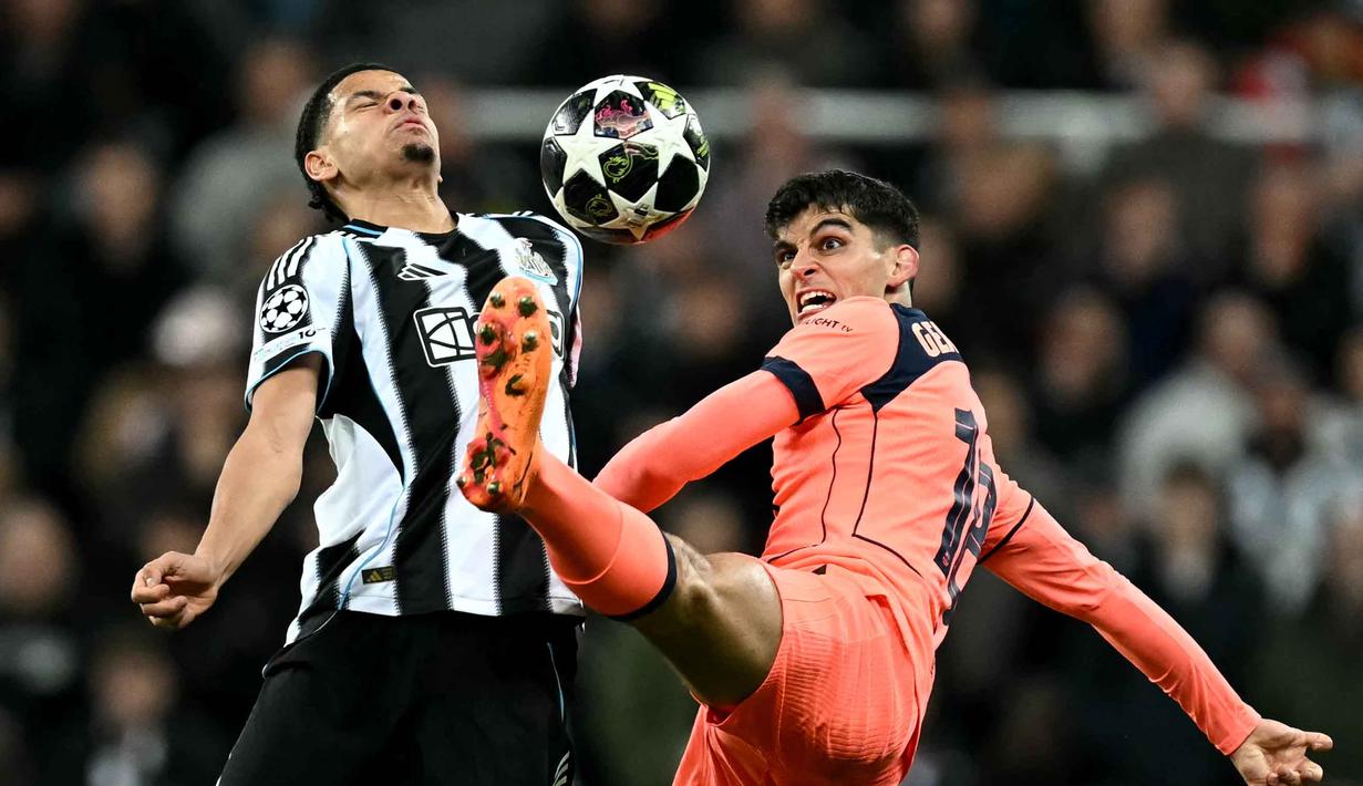 Striker Newcastle United asal Denmark, William Osula (kiri), berebut bola dengan bek Barcelona asal Spanyol, Gerard Martin, selama pertandingan leg pertama babak 16 besar Liga Champions 2025/2026 di St James' Park, Newcastle-upon-Tyne, timur laut Inggris pada Selasa 10 Maret 2026 waktu setempat atau Rabu 11 Maret 2026 dini hari WIB. Menjamu Barcelona, Newcastle United harus puas dengan hasil imbang 1-1. (Paul ELLIS/AFP)