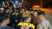 Aparat gabungan Polresta Pati terpaksa membubarkan konvoi yang dilakukan puluhan pendekar yang tergabung dalam PSHW Cabang Pati. (Liputan6.com/Arief Pramono)