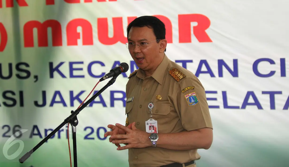 Gubernur DKI, Basuki 'Ahok' Tjahaja Purnama ketika menyampaikan pidato pada peresmian Ruang Publik Terpadu Ramah Anak (RPTRA) di Jalan Mawar RT 008 RW  RW 02, Kelurahan Lebak Bulus, Jakarta, Selasa (26/4). (Liputan6.com/Gempur M Surya)