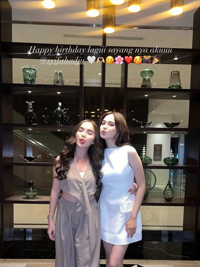 Gaya Kontras Syifa Hadju Rayakan Ulang Tahun, Dari Tampil Sederhana Formal Jadi Feminin Elegan dengan Mini Dress