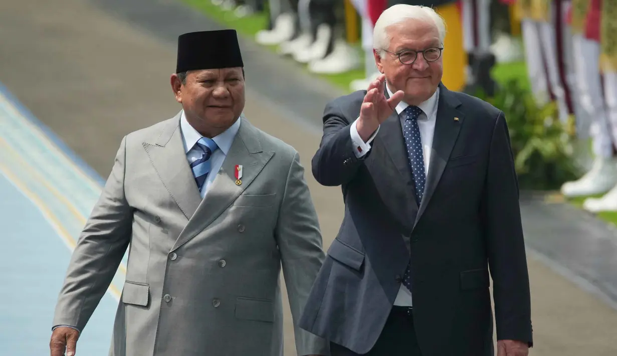 Presiden Republik Federal Jerman, Frank-Walter Steinmeier (kanan) melambaikan tangan saat memeriksa pengawal kehormatan berbareng Presiden Republik Indonesia, Prabowo Subianto saat upacara penyambutan menjelang pertemuan mereka di Istana Merdeka, Jakarta, Senin 15 Juni 2026. (AP Photo/Achmad Ibrahim)