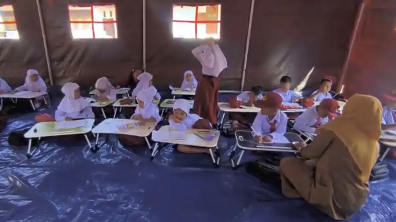 Kondisi para siswa Sekolah Dasar (SD) Desa Garoga, Kecamatan Batangtoru, Kabupaten Tapanuli Selatan, Sumatera Utara belajar di tenda daerurat karena bangunan sekolah hancur karena banjir. (Liputan6/Reza Efendi)
