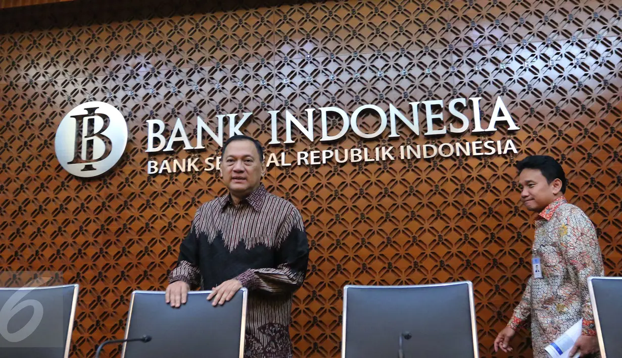 Gubernur Bank Indonesia (BI) Agus Martowardojo saat akan memberikan keterangan pers di Jakarta,(19\8). Hasil Rapat Dewan Gubernur BI mencatat triwulan II 2016  mempertahankan 7 days Repo Rate sebesar 5,25 persen. (Liputan6.com/Angga Yuniar)