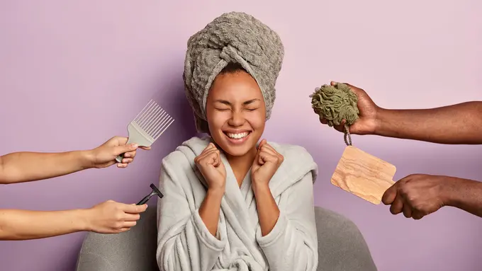 Seorang perempuan mengenakan rambut di kepala dengan banyak tangan memberikan barang di sampingnya (Foto Dok: Freepik/wayhomestudio)