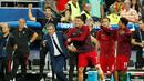 Cristiano Ronaldo berusaha memeluk pelatih Portugal, Fernando Santos, sesaat setelah memastikan gelar juara Piala Eropa 2016 di Stade de France, Saint-Denis, Senin (11/7/2016) dini hari WIB. (Reuters/John Sibley)
