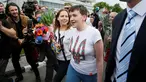 Pilot perempuan Ukraina, Nadezhda Savchenko saat tiba di Bandara Boryspil, Kiev, Rabu (25/5).  Savchenko dibebaskan setelah ditukar dengan dua orang warga Rusia yang tertangkap dan ditahan di Ukraina sejak tahun lalu. (REUTERS/Gleb Garanich)