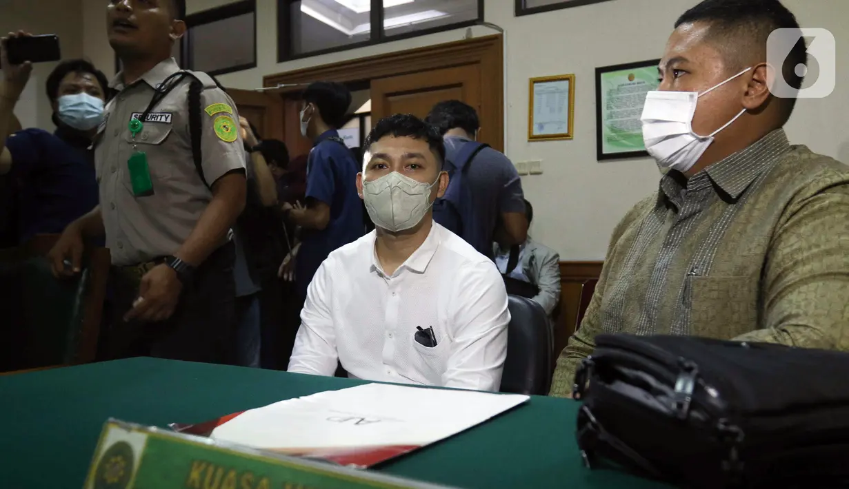 Suami penyanyi Dewi Perssik, Angga Wijaya saat menjalani sidang cerai perdana di Pengadilan Agama Jakarta Selatan, Senin (4/7/2022). Sidang cerai perdana antara Dewi Perssik dan Angga Wijaya ini beragendakan mediasi. (Liputan6.com/Herman Zakharia)