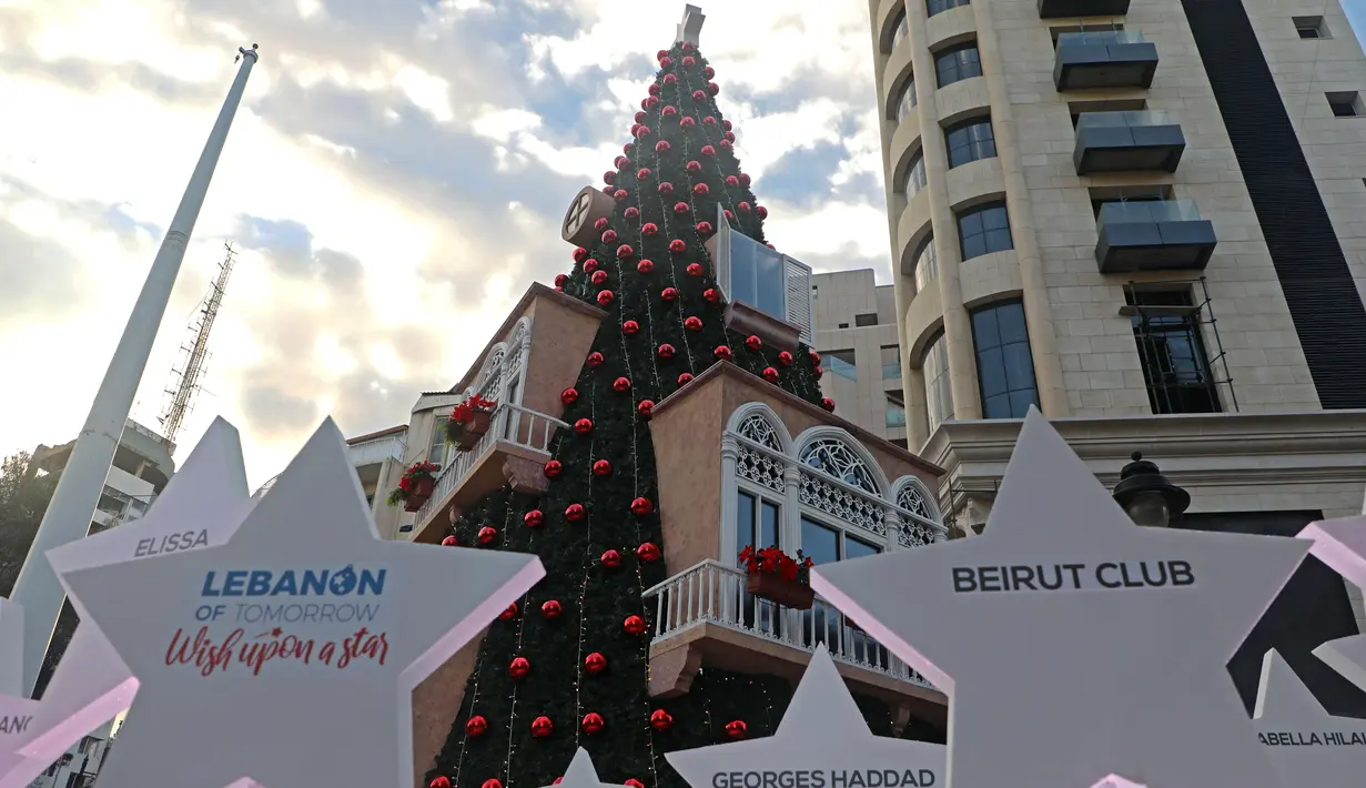 Sebuah pohon Natal dipasang di daerah Ashrafieh di Beirut, Lebanon, 6 Desember 2020. Sebuah pohon Natal dipasang dengan desain yang melambangkan rekonstruksi daerah yang terkena dampak ledakan tersebut. (Xinhua/Bilal Jawich)