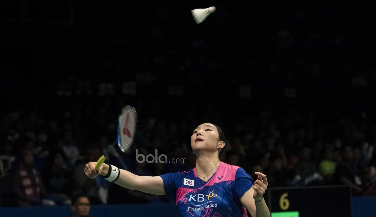 Tunggal putri Korsel, Sung Ji Hyun, berusaha mengembalikan kok saat melawan tunggal Indonesia, Fitriani, pada laga BCA Indonesia Open di JCC, Jakarta, Kamis (15/6/2017). Sung menang 21-10, 21-10. (Bola.com/Vitalis Yogi Trisna)