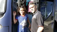 Sebelum berangkat dari hotel ke stadion I Wayan Dipta, Gianyar, Cristian Gonzales menyempatkan diri untuk menemani putri kecilnya melihat bus tim Arema Cronus, Sabtu (17/10/2015).