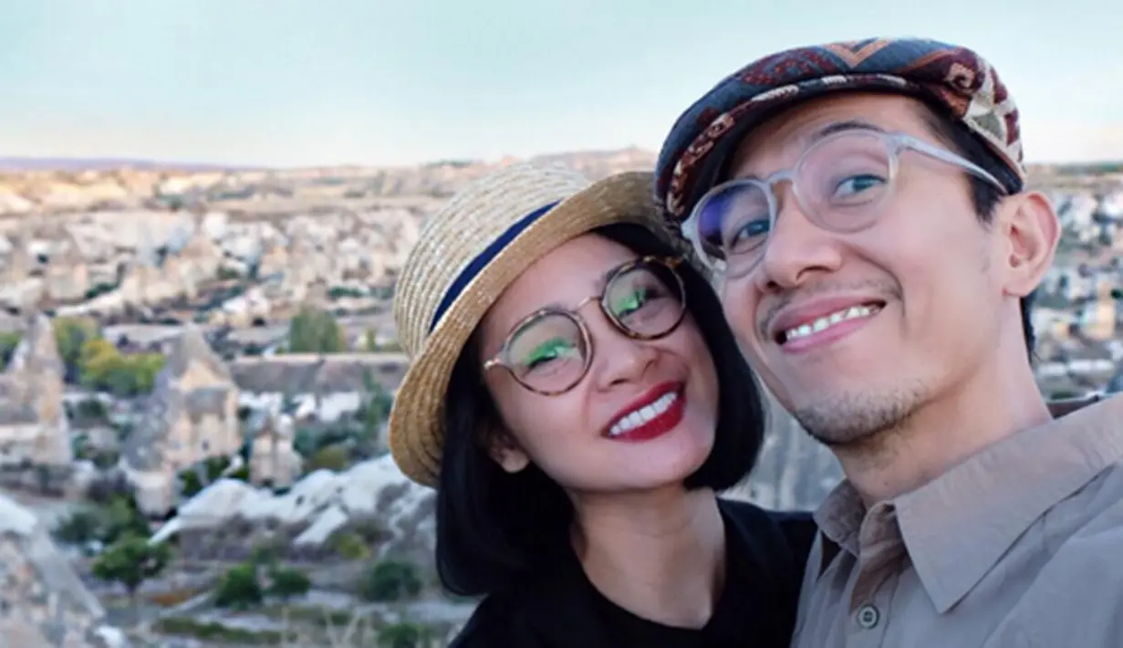 Lets take a selfie! Selfie menjadi hal wajib bagi setiap pasangan yang sedang berlibur. Kali ini Andien bersyukur dapat melakukan perjalanan ke kota indah di Turki tersebut. (via instagram/@andienaisyah)
