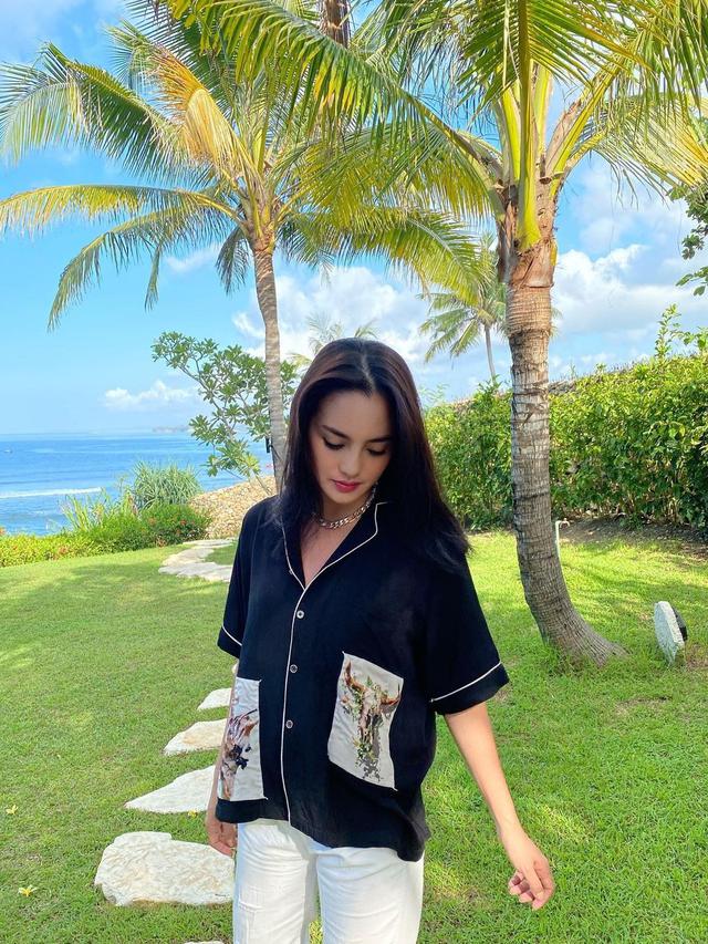 7 Potret Liburan Ririn Ekawati di Sumba, Bagi Vitamin Untuk Warga Setempat