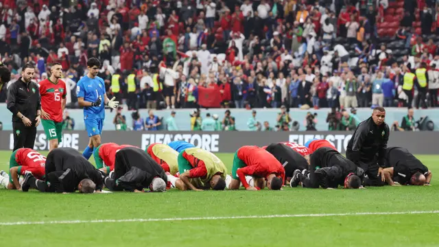 Foto: Gagal Menembus Final Piala Dunia, Skuad Maroko Tetap Lakukan Sujud Syukur di Akhir Laga