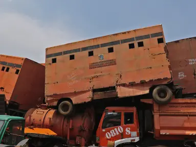 Tumpukan bangkai kendaraan dinas di Kantor Dinas Lingkungan Hidup DKI, Kramat Jati, Jakarta, Rabu (4/11/2020). Puluhan kendaraan tidak layak pakai, bekas kecelakaan dan rusak yang terdiri dari truk sampah, toilet mobile serta bus dinas itu milik Dinas Lingkungan Hidup. (Liputan6.com/Herman Zakharia)