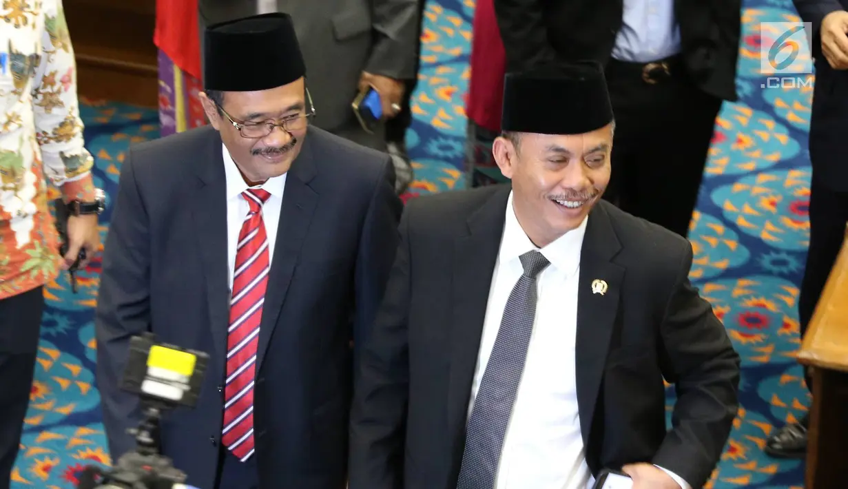 Ketua DPRD DKI Prasetio Edi Marsudi bersama Plt Gubernur DKI Jakarta Djarot Saiful Hidayat saat menghadiri sidang paripurna istimewa di Gedung DPRD DKI Jakarta, Rabu (31/5). (Liputan6.com/Immanuel Antonius)