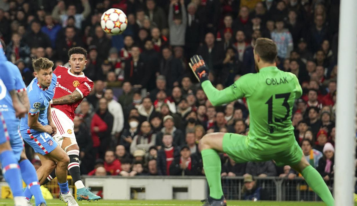 Jadon Sancho punya kesempatan untuk menyamakan kedudukan. Tendangannya masih melambung tipis diatas mistar Jan Oblak. (AP Photo/Dave Thompson)