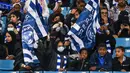 Sejumlah pendukung wanita Al-Hilal mengibarkan bendera saat mendukung timnya dalam pertandingan Liga Saudi Pro di Riyadh (13/1). Arab Saudi untuk pertama kalinya mengizinkan wanita memasuki stadion sepak bola. (AFP Photo/Ali Al-Arifi)