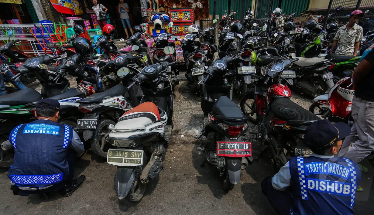 Tampak sejumlah motor yang parkir sembarangan di kawasan Pasar Tanah Abang, Jakarta, Kamis (16/4/2015). Razia dilakukan untuk menciptakan kawasan yang tertib serta nyaman di kawasan Tanah Abang. (Liputan6.com/Faizal Fanani)