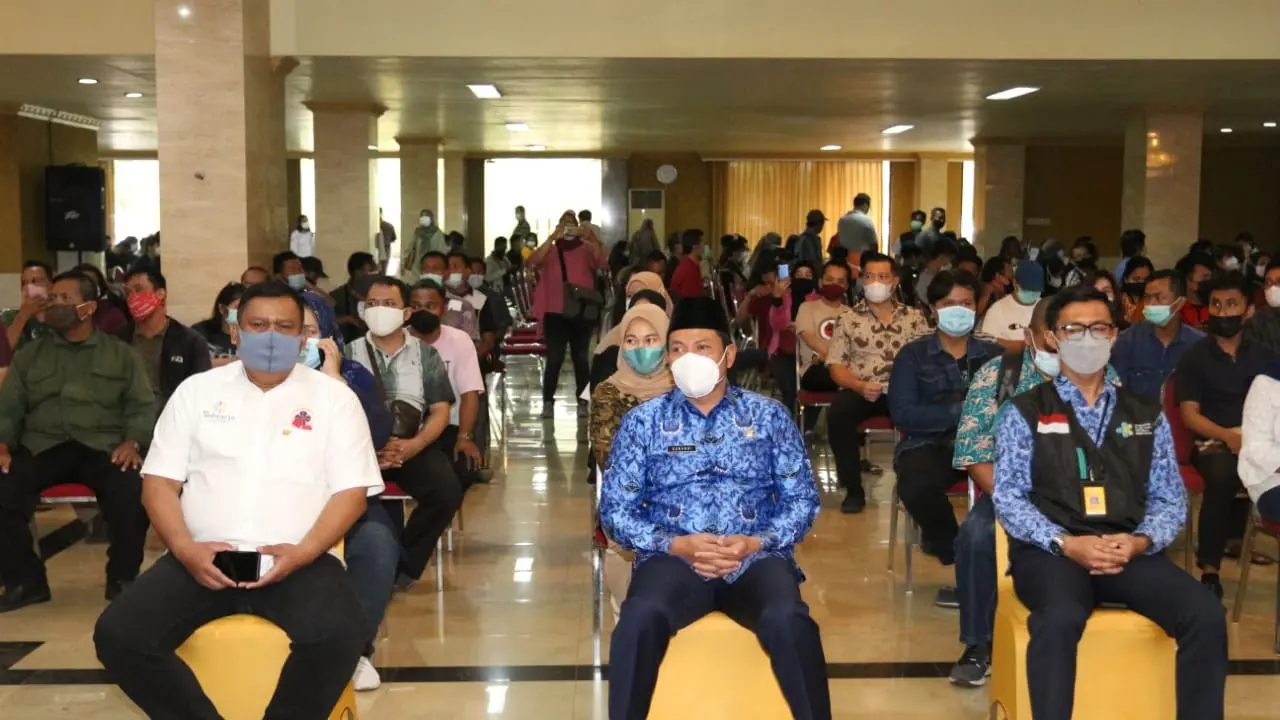 Pelaku pariwisata di Sidoarjo divaksinasi. (Dian Kurniawan/Liputan6.com)