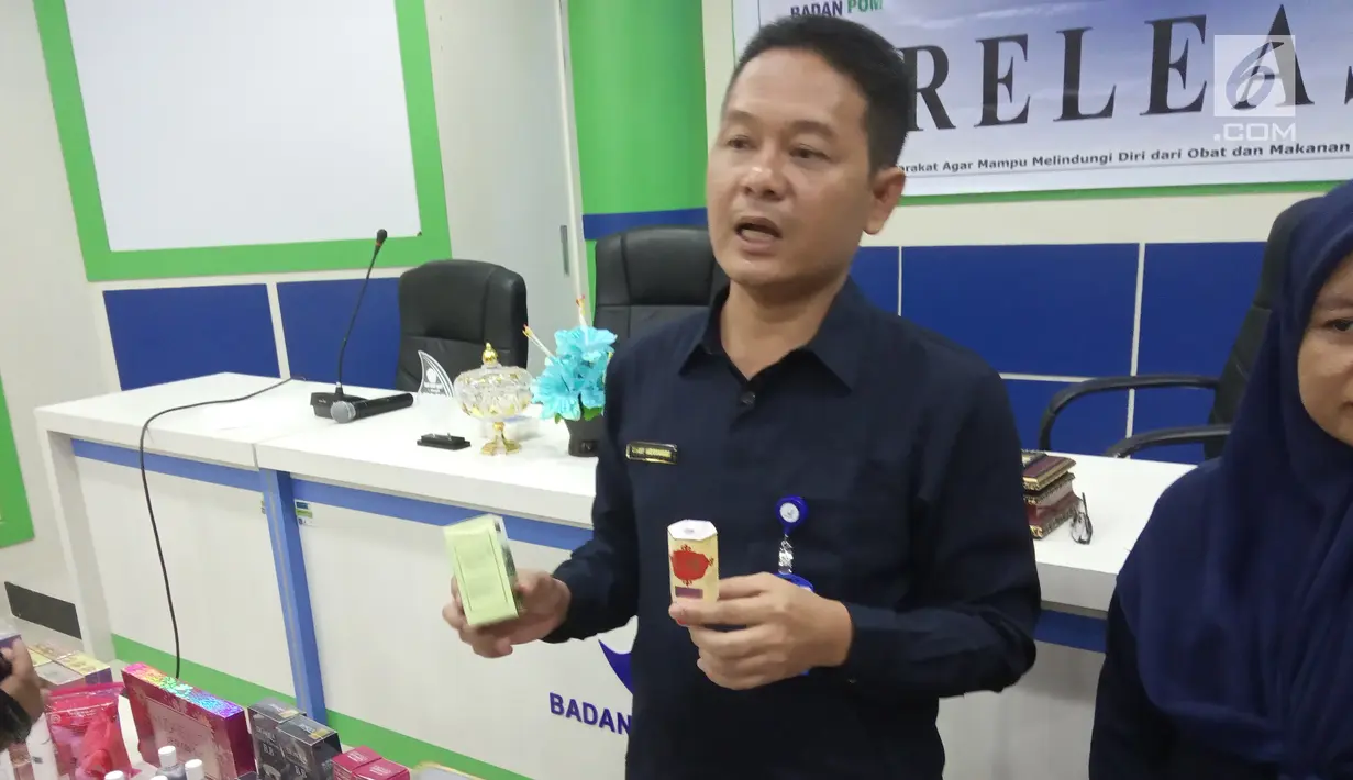 Kepala BPOM Gorontalo Yudi Noviandi menunjukkan kosmetik dan obat-obatan ilegal di Gorontalo, Senin (17/12). Provinsi Gorontalo saat ini terbilang rawan beredarnya kosmetik dan obat-obatan ilegal. (Liputan6.com/Arfandi Ibrahim)