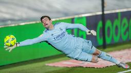 Kiper Real Madrid, Thibaut Courtois, menghalau bola yang mengarah ke gawangnya saat melawan Athletic Bilbao pada laga Liga Spanyol di Stadion Alfredo Di Stefano, Rabu (16/12/2020). Real Madrid menang dengan skor 3-1. (AP/Bernat Armangue)
