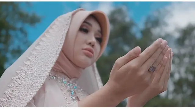 Rilis Single Religi, Ini 6 Potret Lucinta Luna Tampil Berhijab di Video Klip