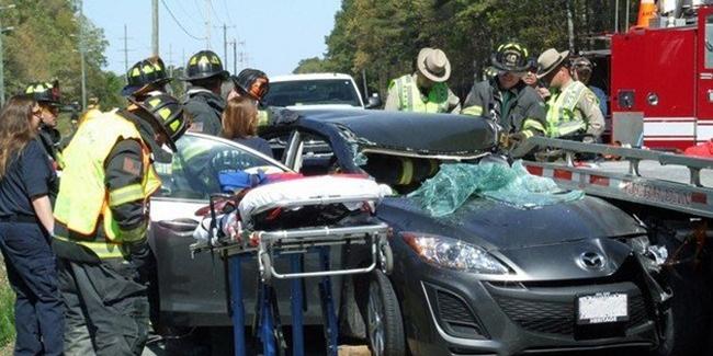 Kecelakaan mobil yang dialami Liz Marks. | Foto: copyright huffingtonpost.com