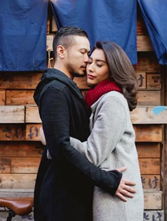 Setelah dua tahun menjalin kasih, Raiden Soedjono, drummer grup band Roxx melamar kekasihnya, Tyas Mirasih. Suasana romantis lamaran terjadi disebuah jembatan dengan cuaca dingin yang di sekelilingnya hamparan salju. (Instagram/tyasmirasih)