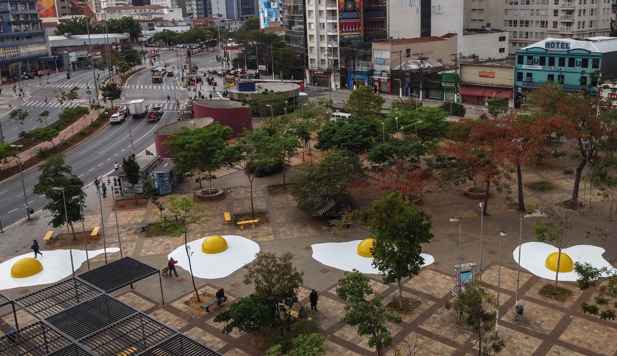 Foto udara dari intervensi perkotaan yang disebut "Eggcident" - sebuah peringatan akan parahnya pemanasan global - oleh seniman Belanda Henk Hofstra selama acara tahunan "Virada Sustentavel SP", di Sao Paulo, Brasil, pada 18 September 2020. (NELSON ALMEIDA / AFP)
