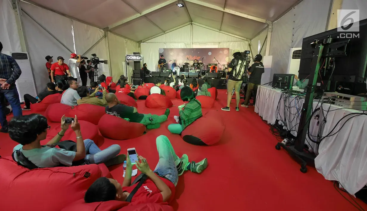 Pengunjung menikmati penampilan Govinda band pada acara Vidio Fair 2.0 di Gandaria City Mall, Jakarta Selatan, Sabtu (3/11). Acara Vidio Fair yang digelar gratis ini mengambil tema One Stop Event You Can Get. (Liputan6.com/Herman Zakharia)
