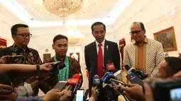 Presiden Joko Widodo, Menpora Imam Nahrawi dan Lifter Eko Yuli Irawan memberi keterangan kepada awak media di Istana Merdeka, Jakarta (8/11). Jokowi mengapresiasi prestasi Eko yang berhasil meraih medali emas di nomor 61 kg. (Liputan6.com/Angga Yuniar)