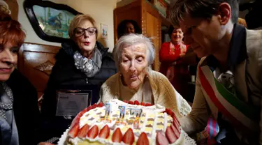 Nenek Emma Morano meniup lilin merayakan ulang tahun yang ke-117 di rumahnya di Verbania, Italia, (29/11). Nenek Emma Morano dianggap sebagai orang tertua di dunia yang lahir di tahun 1800-an. (REUTERS/Alessandro Garofalo)