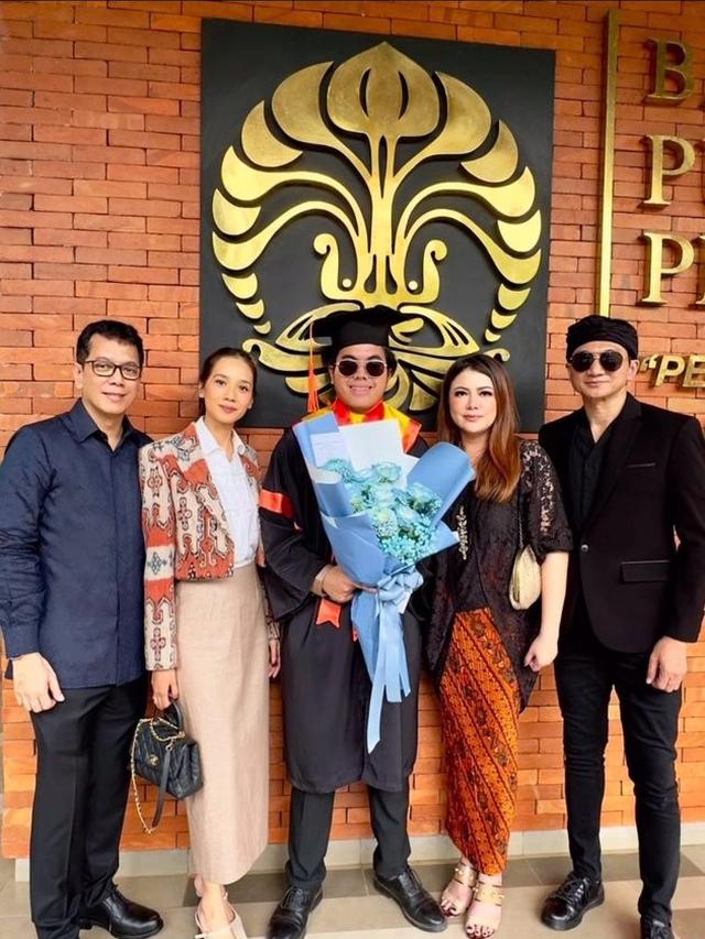 Potret Salva bersama dengan keempat orang tuanya (Sumber: Instagram/wishnutama)