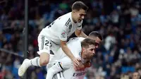 Bek Real Madrid, Sergio Ramos (kanan) melakukan selebrasi bersama rekan-rekannya usai mencetak gol penalti ke gawang Leganes dalam laga Copa del Rey di Santiago Bernabeu, Madrid, Spanyol, Rabu (9/1). (AP Photo/Manu Fernandez)