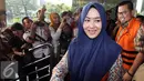 Pasangan suami-istri tersangka suap di Mahkamah Konstitusi Budi Antoni Aljufri (kanan) dan Suzanna keluar dari gedung KPK usai menjalani pemeriksaan, Jakarta, Rabu (22/7/2015). (Liputan6.com/Helmi Afandi)
