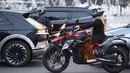 Pengendara motor perempuan mengenakan kebaya saat melintas di sekitar kawasan Bundaran Hotel Indonesia, Jakarta, Selasa (21/4/2026). Selasa sore, 21 April 2026, selepas waktu kerja, beberapa perempuan tampil penuh percaya diri mengenakan kebaya berpadu aksesori modis lainnya. (Kapanlagi.com/Budy Santoso)