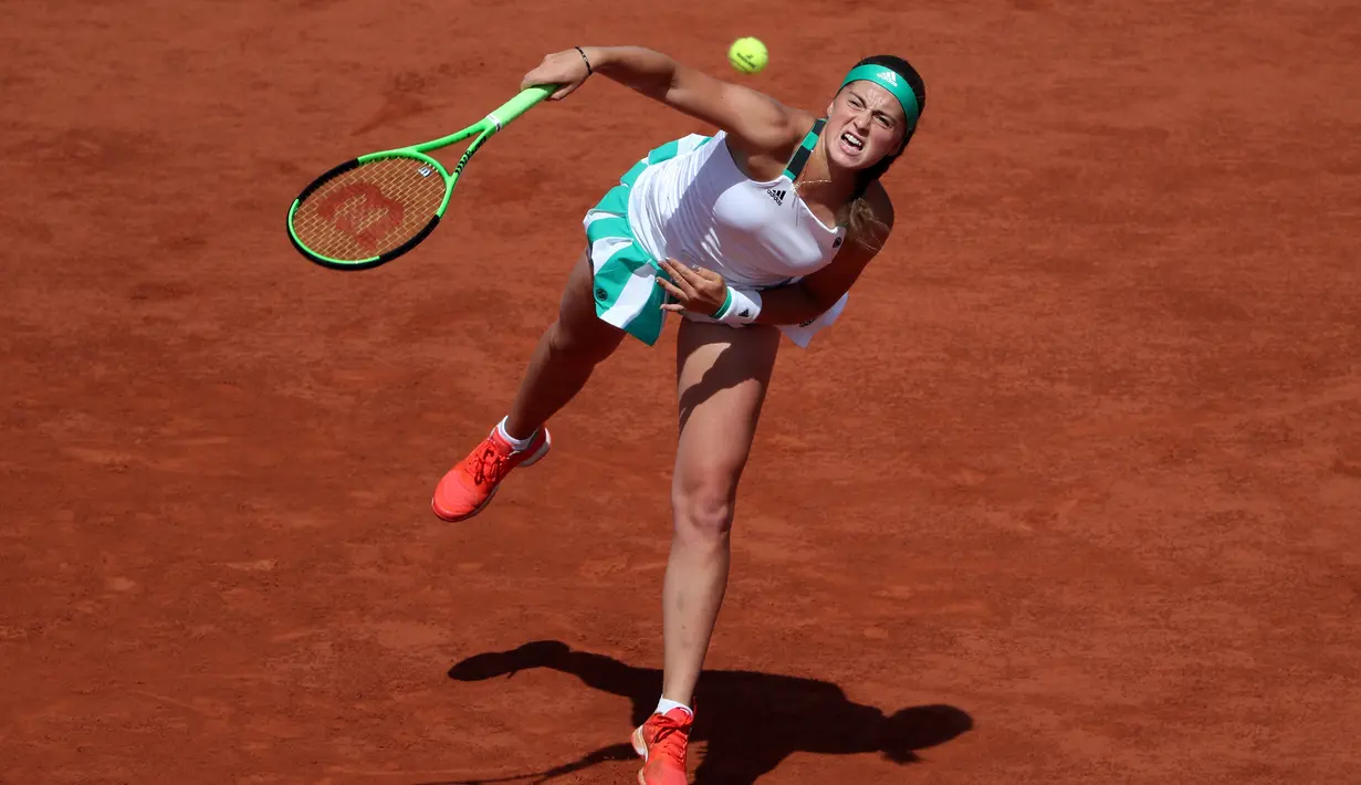 Petenis putri Latvia, Jelena Ostapenko, saat pertandingan melawan petenis Swiss, Timea Bacsinszky di semifinal Prancis Terbuka di Roland Garros, Paris Jumat (9/6/2017). Jelena Ostapenko menang dengan skor 7-6(4), 3-6, 6-3. (EPA/Tatyana Zenkovich)