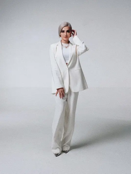 Agnez Monica memang tak pernah takut untuk mengeksplorasi gayanya. Tak hanya lewat warna, tapi juga potongan rambut. Cantik dengan rambut bob pendek berwarna platinum blonde, Agnez Mo membuktikan dirinya juga tak pernah menua. Foto: Instagram.