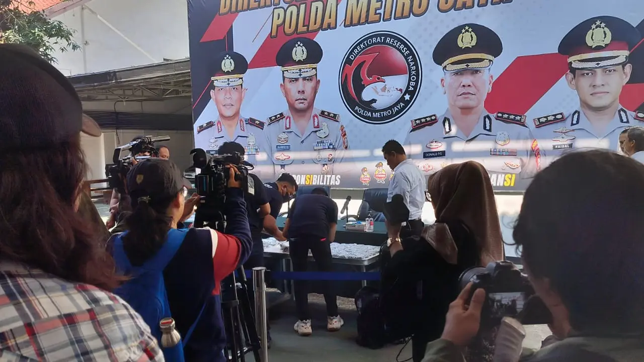 Ditresnarkoba Polda Metro Jaya mengungkap kasus rumah kontrakan yang diubah menjadi gudang penyimpanan narkotika jenis sabu dan pil ekstasi di wilayah Cilincing, Jakarta Utara.
