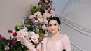 Kebaya dengan sentuhan budaya Aceh juga dikenakan Beby Tsabina saat lamaran. Dirancang Studio Oboh, kebaya sabrina pink itu punya detail pintu Aceh yang dipadukan dengan kain songket. [@studioboh]