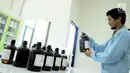 Petugas sedang melihat kualitas air di Laboratorium Uji Balai Riset Budidaya Ikan Hias (BRBIH), Depok, Jabar, Jumat (8/3). Balai Riset memiliki lima laboratorium untuk mendukung fungsi penelitian. (Liputan6.com/Herman Zakharia)