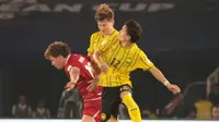 Striker timnas Indonesia Ole Romeny berjibaku melawan Malaysia pada laga Grup A FIFA ASEAN Cup 2026 di Stadion Utama Gelora Bung Karno, Senin (28/9/2026). (KLY/Budy Susanto)