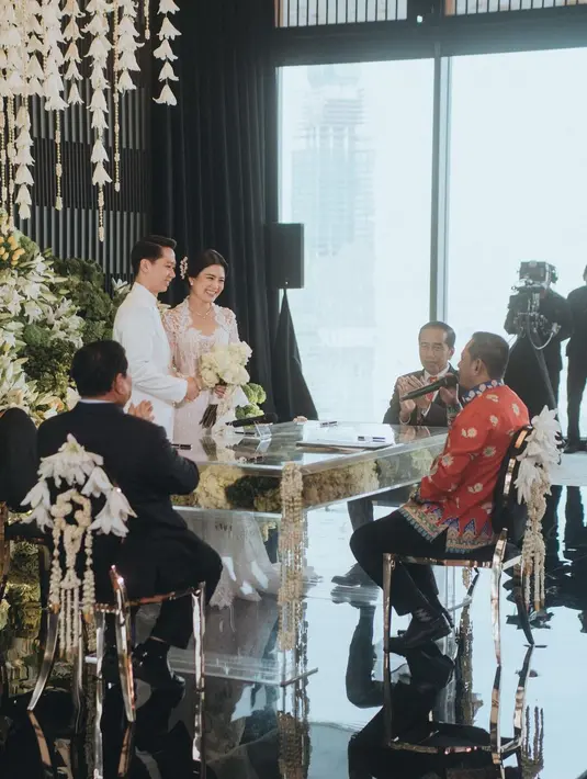 "Pada pagi hari ini saya bersama Presiden RI @jokowi menjadi saksi pernikahan dari ananda Kevin Sanjaya dan adinda Valencia Tanoesoedibjo putri dari sahabat saya Mas Hary Tanoesoedibjo. Semoga menjadi pernikahan yang terus diberikan keberkahan serta kebahagiaan dari Tuhan YME. Aamiin." tulis prabowo. [Instagram/valenciatanoe]