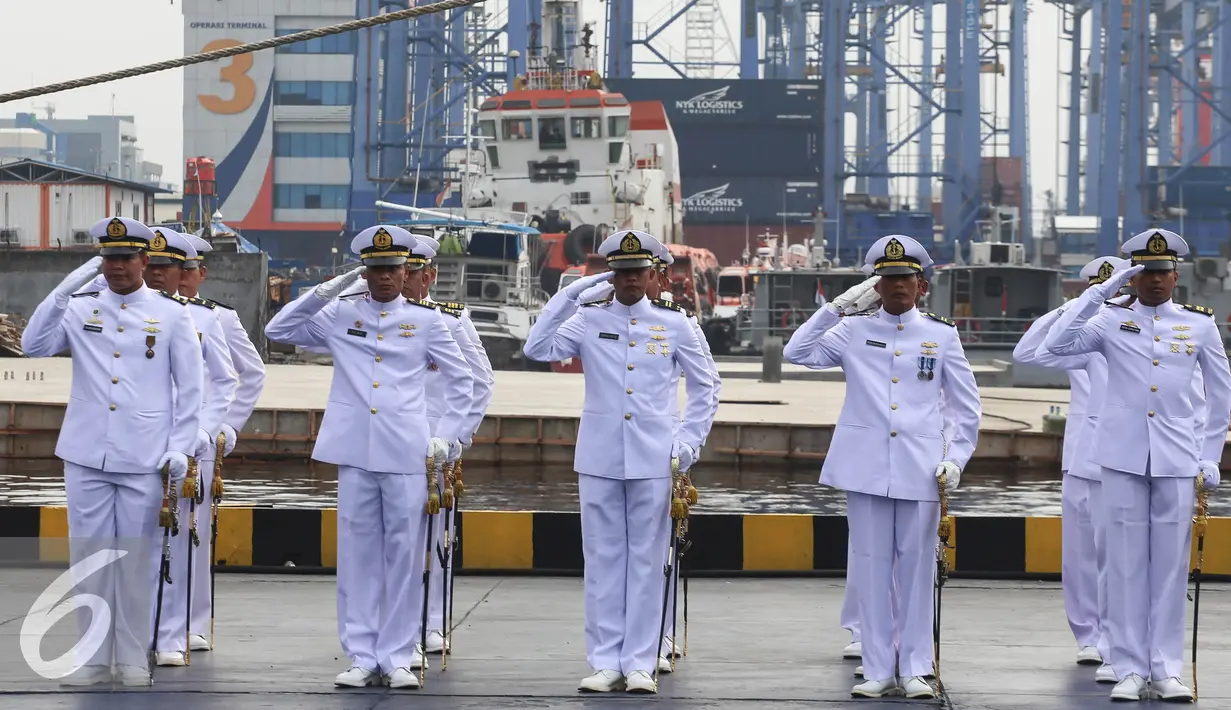 Sejumlah prajurit mengikuti HUT Komando Lintas Laut Militer (Kolinlamil) ke-55 di Markas Kolinlamil, Jakarta, Jumat (1/7). (Liputan6.com/Faizal Fanani)