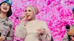 Melly Goeslaw tampak langsing saat tampil di salah satu acara di Indosiar. (Foto: Instagram/ melly_goeslaw)