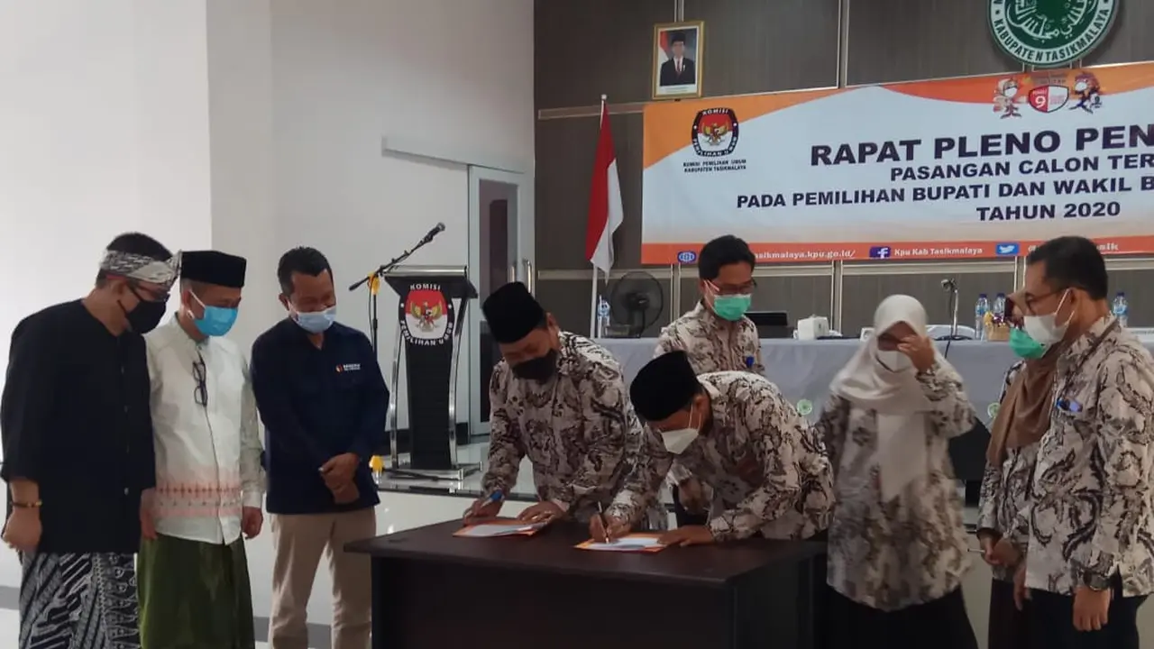 Nampak Ketua KPUD Tasikmalaya Zamzam Zamaludin, tengah menandatangani penetapan pasangan calon (paslon) nomor 2 Ade Sugianto dan Cecep Nurul Yakin atau HADE, sebagai pemenang pilkada Tasikmalaya 2021-2024.