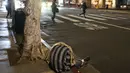 Seorang tunawisma tidur di trotoar di Los Angeles, Rabu (14/12/2022). Banyak dari tunawisma tersebut kecanduan narkoba dan juga menderita Kesehatan mental yang semakin memperburuk kondisi mereka. (AP Photo/Jae C. Hong)