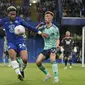 Bek Chelsea, Reece James berebut bola dengan bek Leicester City Luke Thomas pada laga tunda pekan ke-27 Liga Inggris 2021-2022 di Stadion Stamford Bridge, Jumat (20/5/2022) dini hari WIB. Chelsea harus puas bermain imbang 1-1 ketika menjamu Leicester City. (AP Photo/Frank Augstein)