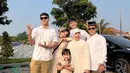 Potret Fuji dan keluarga sebelum atau setelah melaksanakan salat sunnah Idul Adha. Mereka kompak memperlihatkan senyuman. (Foto: Instagram/ fuji_an)