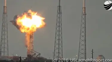 Roket tanpa awak SpaceX Falcon 9 meledak saat uji coba peluncuran di Cape Canaveral, Florida, Amerika Serikat, Kamis (1/9). Ledakan mengakibatkan hancurnya roket dan satelit yang seharusnya akan diorbitkan pada 3 September besok. (Launch Report/REUTERS)